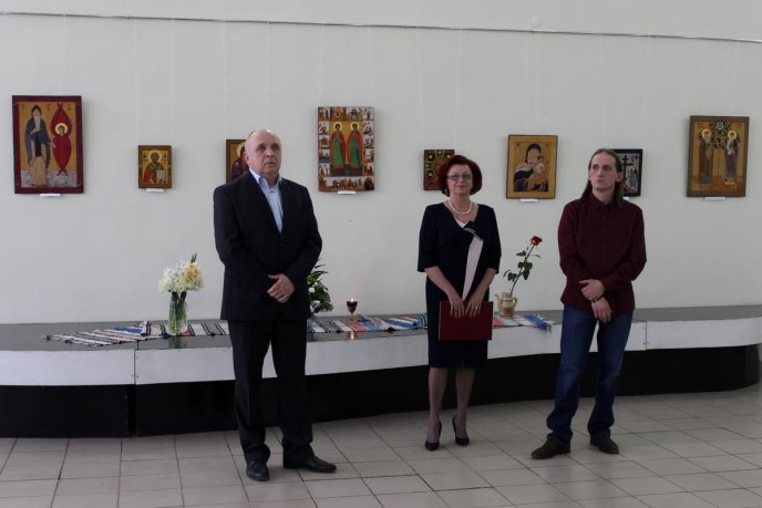 В Ужгороді вперше представили виставку "Яблучний Спас" Артура Тиводара – 08