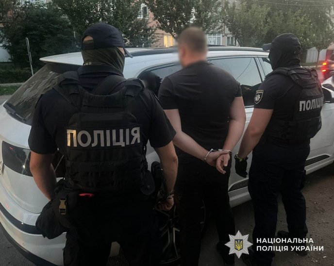 Затримання провели біля одного з готелів: що коїлось у Мукачеві – 03 Біля готелю затримали 22-річного переправника