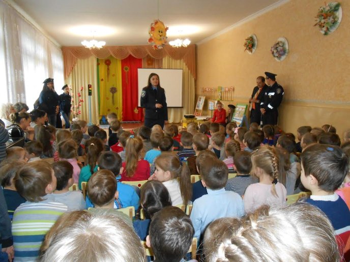Правоохоронці Мукачева вчили дошкільнят правилам дорожнього руху – 06