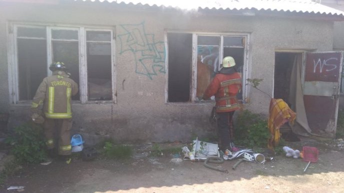 В Ужгороді горіла будівля, котру облюбували місцеві безхатченки – 03 В Ужгороді горіла будівля, котру облюбували місцеві безхатченки – 03