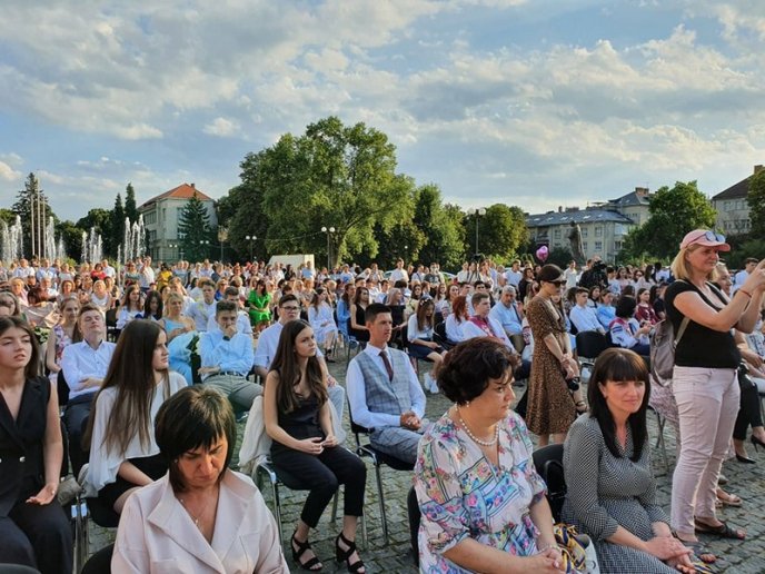 Закарпатським випускникам, які отримали на ЗНО 200 балів, вручили по 10 тисяч – 03