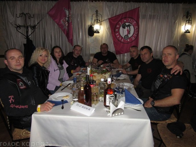 Гучна вечірка, стриптиз та салюти: як байкери в Мукачеві гуляли – 08