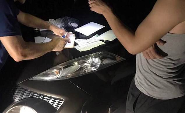 В Ужгороді затримали поліцейського, який вимагав хабар – 01