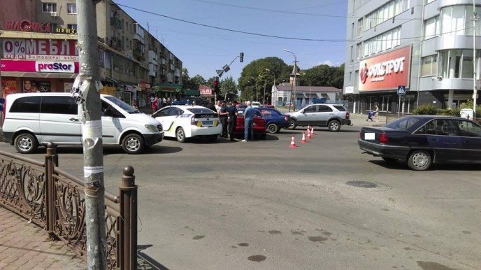 На проспекті Свободи біля "Білочки" в Ужгороді зіткнулись два автомобілі – 05