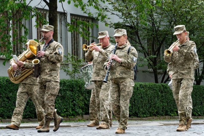 Залишилися дружина і троє дітей: на Закарпатті поховали військового – 09
