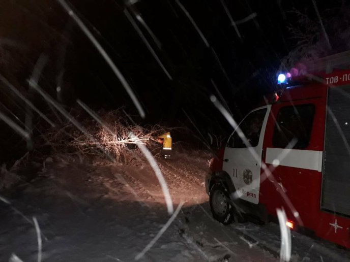 На трасі "Київ-Чоп" відкрили рух для вантажівок – 07