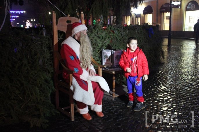 У центрі Мукачева можна зустріти справжнього Діда Мороза – 01