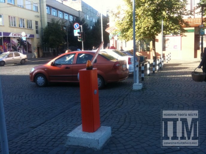 Нещодавно виламаний велосипедистом шлагбаум у центрі Мукачева знову пошкодили (ФОТО) – 05