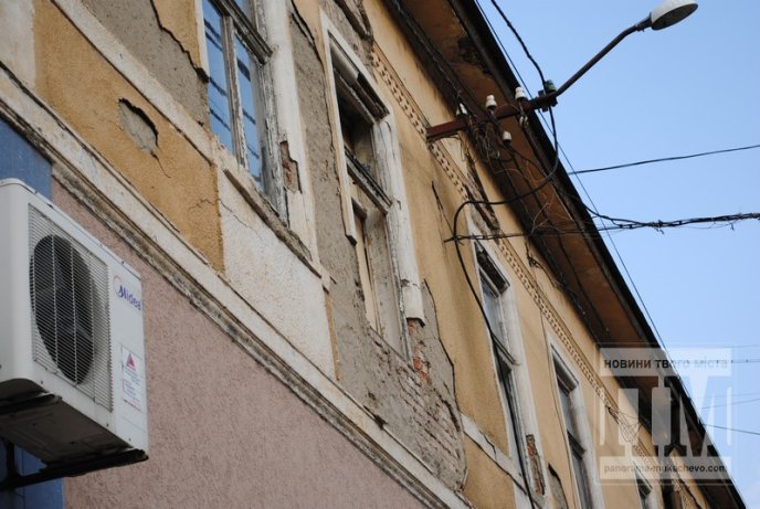 У Мукачеві посеред білого дня штукатурка обвалилась "на жваву" пішохідну частину (ФОТОФАКТ) – 04