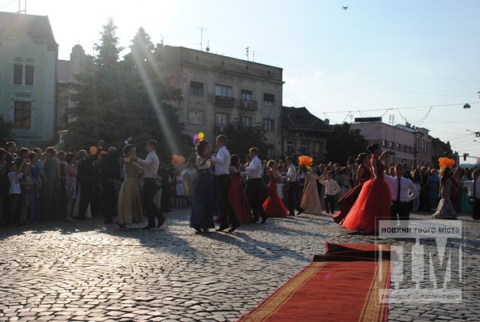 У центрі Мукачева відбувся урочистий парад випускників (ФОТО) – 41