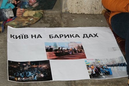 В Ужгороді активісти Євромайдану влаштували лежачий страйк перед будівлею ОДА (ФОТО) – 04