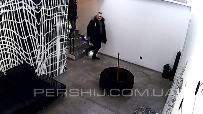 Конфлікт в одному із спортзалів Мукачева: на відвідувача накинулись із кувалдою в руках, – ЗМІ – 01