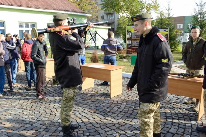 Напередодні Дня захисника України мукачівські прикордонники зустрілись із молоддю – 11