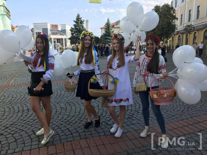 У Мукачеві стартував парад вишиванок – 01