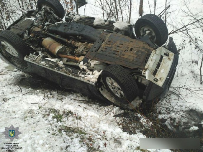 На Закарпатті перекинулись вантажівка і автомобіль – 03