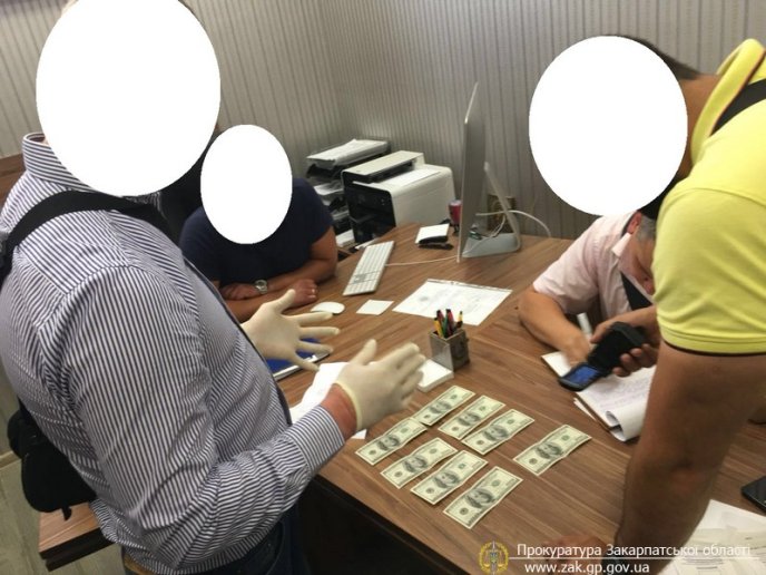 Чиновниця Ужгородської міськради вимагала чималий хабар – 01