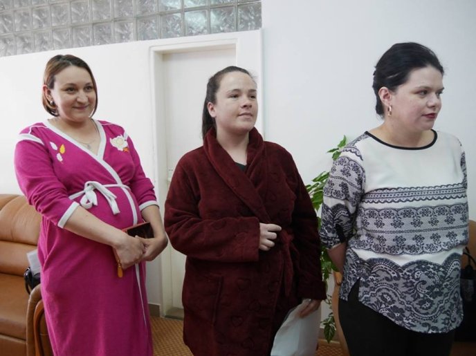 В Ужгороді батьки перших п’ятьох новонароджених дітей отримали у пологовому будинку документи про реєстрацію місця проживання – 05