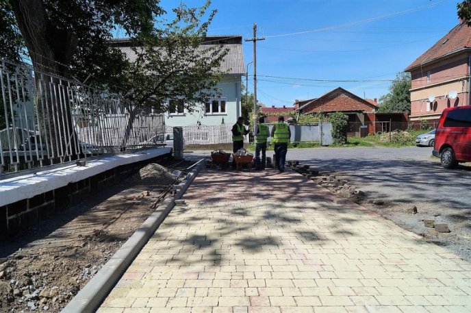 У Мукачеві облаштовують нові тротуари – 05