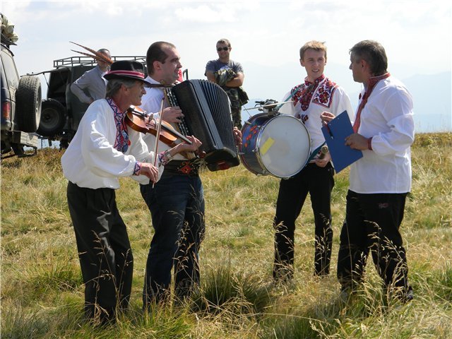 Голова Мукачівської РДА взяв участь у сходженні на полонину Кук та піднятті на ній державного прапору (ФОТО) – 06