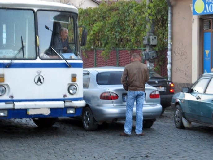 В Ужгороді не розминулися автобус та легковик – 02