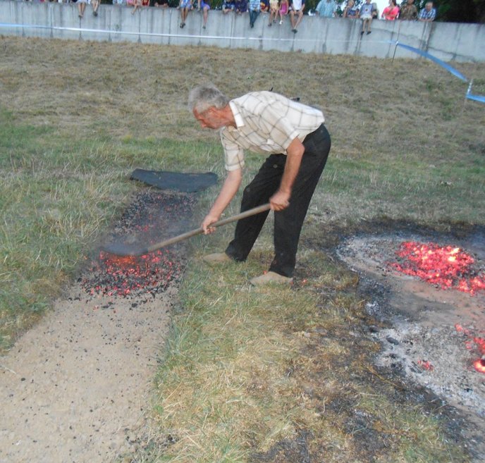 Мукачівці ходили по розпеченому вугіллю (ФОТО) – 04