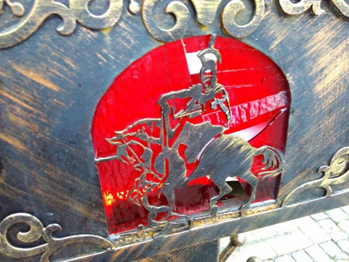 У Мукачеві невідомі пошкодили поштову скриньку із силуетом святого Мартина – 02