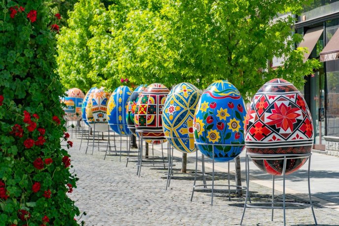 У центральній частині Ужгорода встановили великі писанки – 04