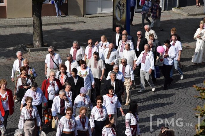 У Мукачеві стартував парад вишиванок – 07