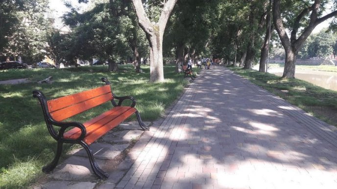 В Ужгороді на набережній встановили оновлені лавки – 03