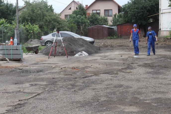 На вулиці Університетській у Мукачеві ремонтують внутрішньоквартальні проїзди – 01