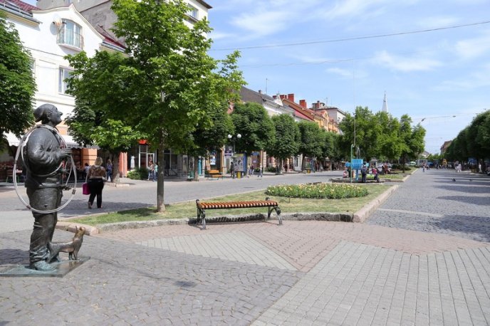 У центрі Мукачева висадили сотні квітів – 04