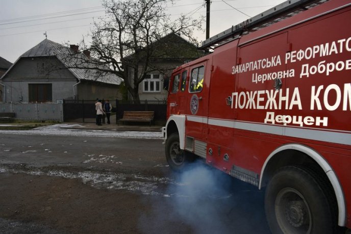 На Мукачівщині добровольці винесли жінку з палаючого будинку – 01