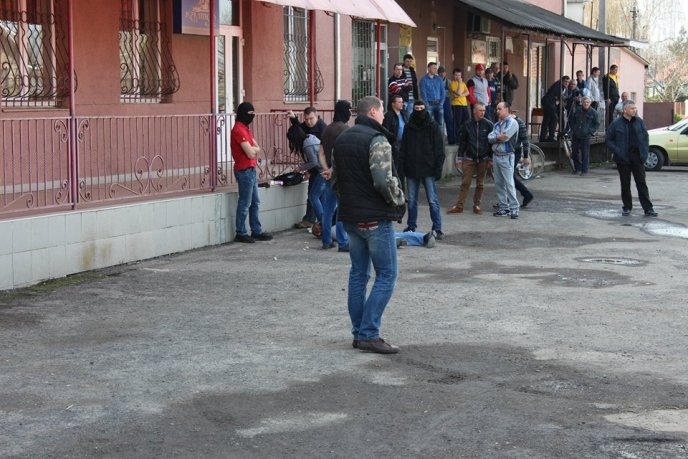 У Мукачеві в мікрорайоні "Паланок" спецпризначенці затримали двох міліціонерів-хабарників (ФОТО) – 04 У Мукачеві в мікрорайоні "Паланок" спецпризначенці затримали двох міліціонерів-хабарників (ФОТО) – 04