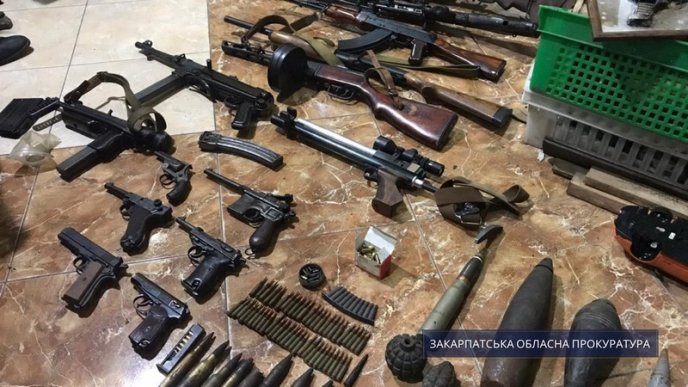 Дівчину незаконно утримували в помешканні: знаний ужгородець потрапив у скандал – 01