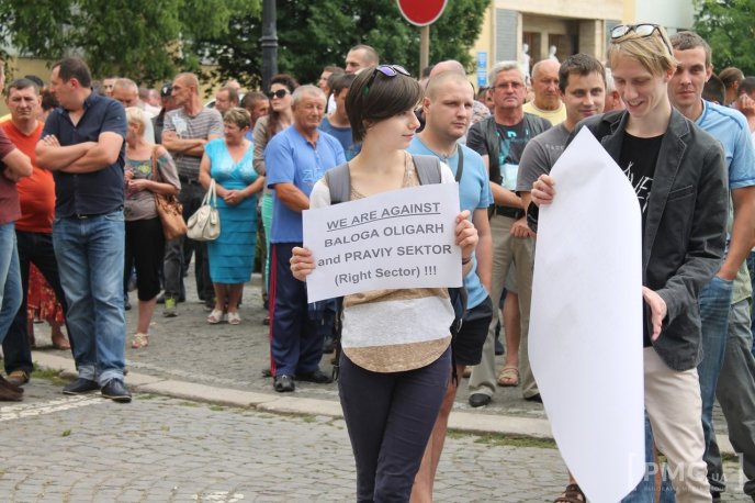 "Віктор Балога – зрадник Закарпаття", "Спасибі закарпатській міліції" – в Ужгороді пройшов мітинг поблизу УМВС та ОДА – 09