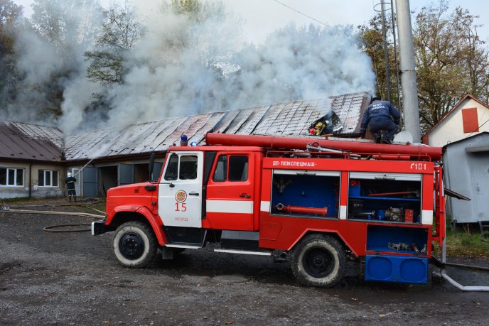 В Ужгороді горіли гаражні приміщення – 02