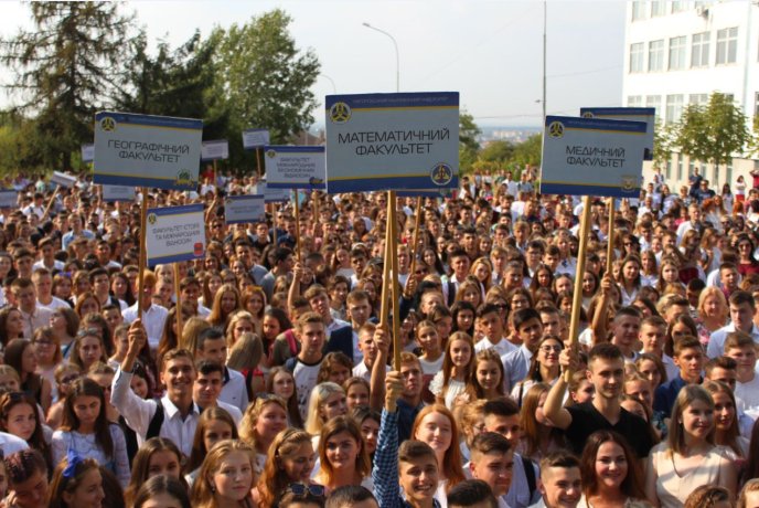 День знань в УжНУ: з’явилися фото з святкування – 01