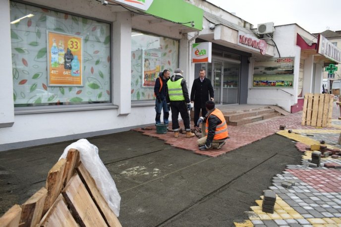 В Ужгороді викладають бруківкою тротуар на проспекті Свободи – 04