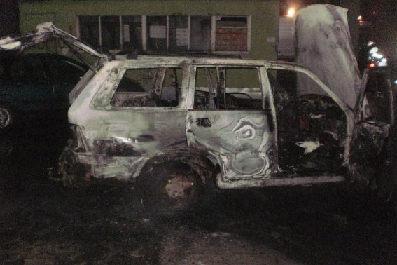 В Ужгороді згоріла іномарка "SsangYong": поліція припускає, що був підпал – 01