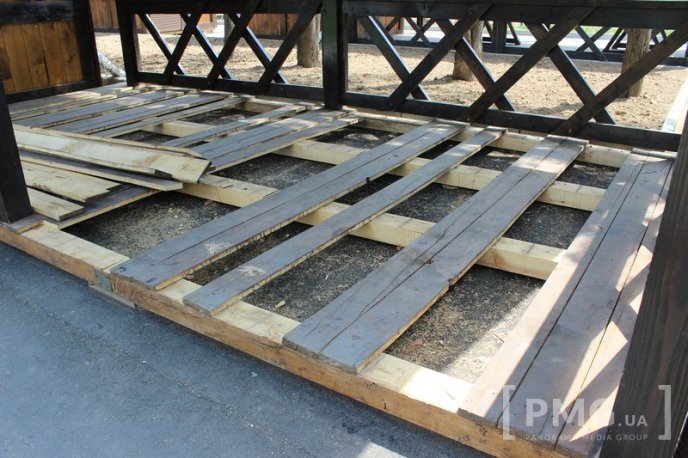 Збудовані до фестивалю "Червене вино" будиночки у парку "Перемога" руйнуються на очах – 01