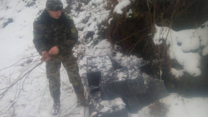 На Рахівщині виявили замасковані у снігу контрабандні пакунки сигарет – 01