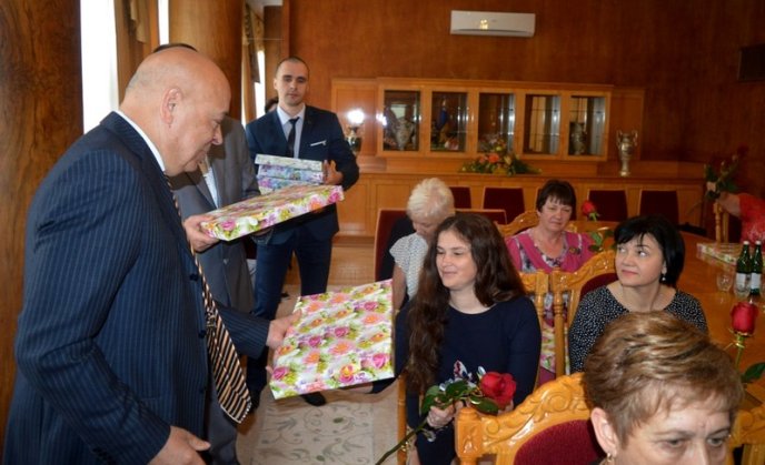 В Ужгороді вітали багатодітних матерів із різних районів Закарпаття – 03 В Ужгороді вітали багатодітних матерів із різних районів Закарпаття – 03