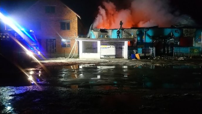 На Закарпатті згорів двоповерховий меблевий магазин, – соцмережі – 01 На Закарпатті згорів двоповерховий меблевий магазин, – соцмережі – 01