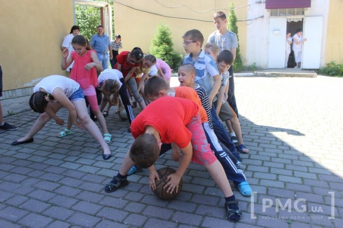 Студенти МКТЕК влаштували свято дітям, які лікуються у Закарпатській дитячій лікарні – 07