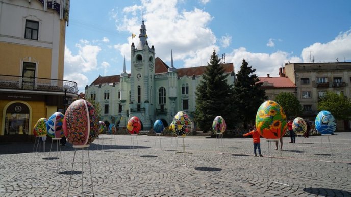 Центр Мукачева прикрасили великими великодніми писанками – 01