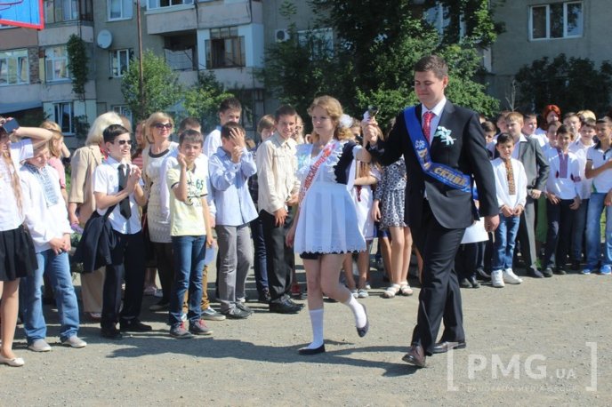 У Мукачівській ЗОШ №11 урочисто відзначили свято останнього дзвоника – 42 У Мукачівській ЗОШ №11 урочисто відзначили свято останнього дзвоника – 42