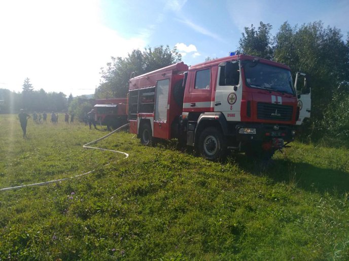 На Тячівщині горіла будівля колишньої фабрики – 01