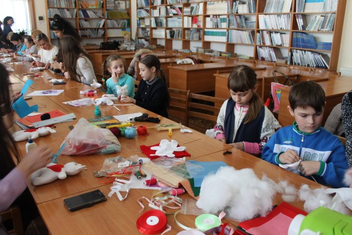 У Закарпатській обласній бібліотеці відбувся майстер-клас з виготовлення іграшок-валентинок – 13
