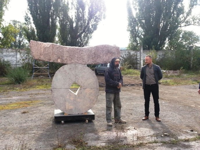 На території старовинної фортеці у Чинадієві встановили оригінальну скульптуру – 01