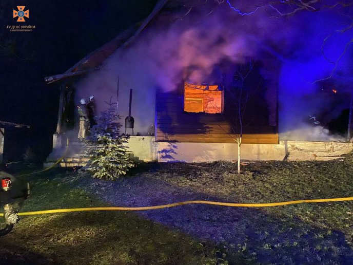 Майже опівночі на Хустщині горів будинок – 01